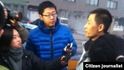 朱瑞峰1月28日應訊後接受守候在派出所外面的媒體採訪。（朱瑞峰提供）