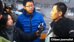 朱瑞峰1月28日应讯后接受守候在派出所外面的媒体采访。 （朱瑞峰）