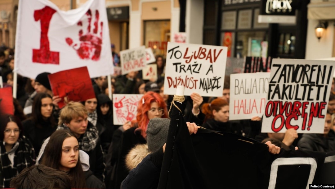 Studenti FDU u Beogradu u petak su pružili podršku kolegama sa Akademije umetnosti u Novom Sadu