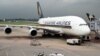 Sebuah pesawat Singapore Airlines Airbus A380 diparkir di landasan pacu di Bandara Internasional Changi di Singapura pada tanggal 24 Oktober 2020. (Foto: AFP/Roslan Rahman)