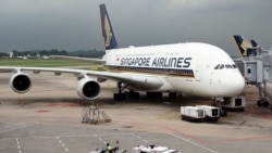 Pesawat Airbus A380 Singapore Airlines diparkir di landasan Bandara Internasional Changi di Singapura pada 24 Oktober 2020. (Foto: AFP/Roslan Rahman)