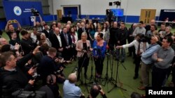 Wakil Ketua Partai Sinn Fein Michelle O'Neill dan Ketua Partai Mary Louise McDonald berbicara kepada sejumlah awak media di Meadowbank Sports Arena, di Magherafelt, Irlandia Utara, Sabtu, 7 Mei 2022. (Foto: Clodagh Kilcoyne/Reuters)