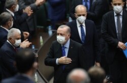 Presiden Turki sekaligus pemimpin Partai Keadilan dan Pembangunan (AKP) yang berkuasa, Recep Tayyip Erdogan (tengah) menghadiri pertemuan partai di Ankara, 26 Mei 2021.