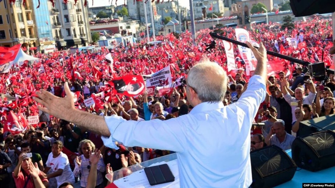 Pemimpin partai oposisi Turki, Kemal Kilicdaroglu, berpidato menegaskan sikap anti kudeta di Istanbul, Minggu (24/7). 