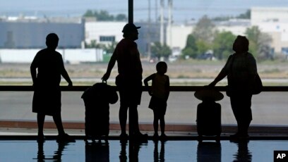 Viajeron circulan por el Aeropuerto Internacional de Salt Lake City el miércoles 3 de julio de 2024, en Salt Lake City, EEUU.