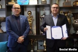 سهیل گوهری(راست) در کنار مدیر عامل باشگاه استقلال
