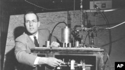 Nobelovac Čarls Tauns, profesor na Univerzitetu Kolumbija, objašnjava svoj izum na konferenciji za novinare u Njujorku. 