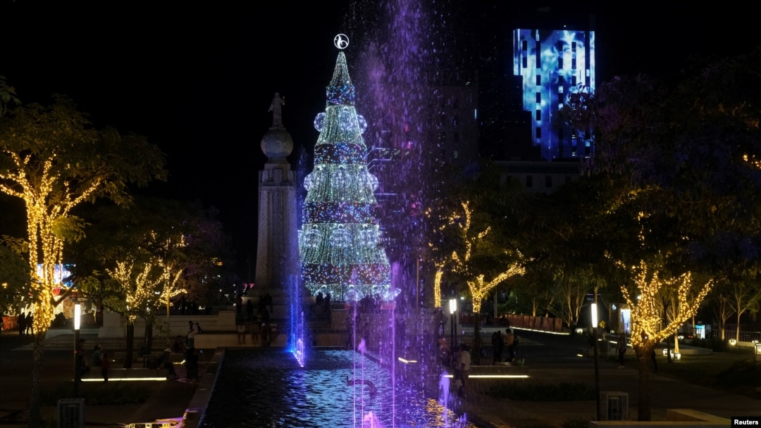 ARCHIVO: Los salvadoreños celebran la Navidad en San Salvador el 15 de diciembre de 2023.