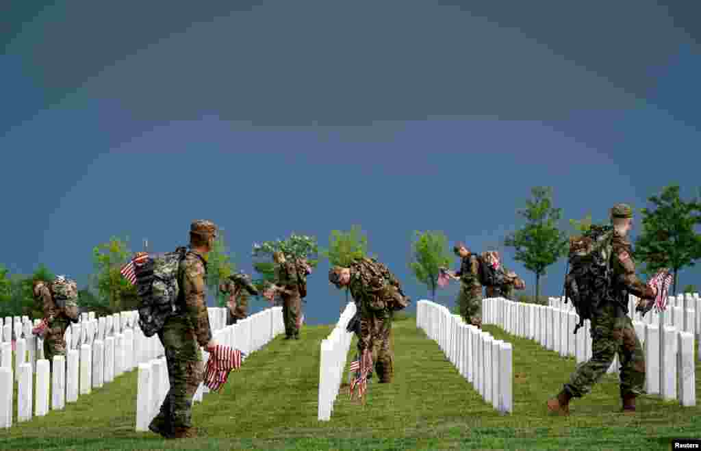 میموریل ڈے پر ہر سال قبروں پر جھنڈے لگانے کی اس تقریب کو "فلیگ اِن" کہا جاتا ہے۔