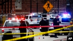 Moibil-mobil polisi di tempat kejadian perkara serangan di kampus Ohio State University, di Columbus, Ohio (28/11). (AP/John Minchillo, File)