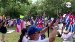 Cubanos protestando en frente de la Casa Blanca