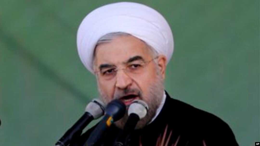 Presiden Iran Hassan Rouhani saat memberikan pidatonya di parade militer tahunan di Teheran, Iran (22/9).