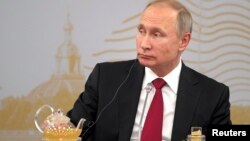 Putin afirmó durante la entrevista que las acusaciones sobre intromisiones rusas en las elecciones de Estados Unidos son falsas e insinuó que hackers situados en cualquier lugar las pudieron hacer.