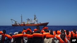 지중해에서 구조된 이민자들