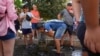Un hombre se refresca en una fuente pública de Roma bajo temperaturas de 35 grados Celsius el 17 de julio de 2023.