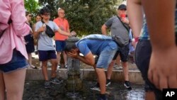 Un hombre se refresca en una fuente pública de Roma bajo temperaturas de 35 grados Celsius el 17 de julio de 2023.