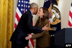 Mantan Presiden Barack Obama memeluk Wakil Presiden AS Kamala Harris saat tiba untuk menyampaikan pidato tentang Undang-Undang Perawatan Terjangkau dan Medicaid di Ruang Timur Gedung Putih di Washington, DC, pada tanggal 5 April 2022. (Foto: AFP)