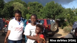 Kadiatu Bangura, 11 ans, qui a survécu à l'Ebola, dans les bras de son frère Emmanuel (VOA)