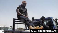 Des policiers maliens posent sur leur véhicule à Anderamboukane, dans la région de Ménaka, le 22 mars 2019.