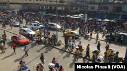 Vue du quartier d'Adjamé, Abidjan, Côte d'Ivoire, le 4 octobre 2016 (VOA/Nicolas Pinault)