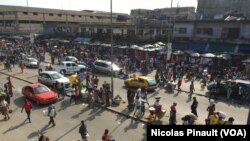 Vue du quartier d'Adjamé, Abidjan, Côte d'Ivoire, le 4 octobre 2016 (VOA/Nicolas Pinault)