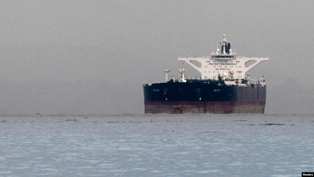 Eron nefti ortilgan tanker Singapur yaqinida. 1-mart, 2012-yil. G'arb sanksiyalari Eronning qora oltin savdosiga ziyon qilmoqda.