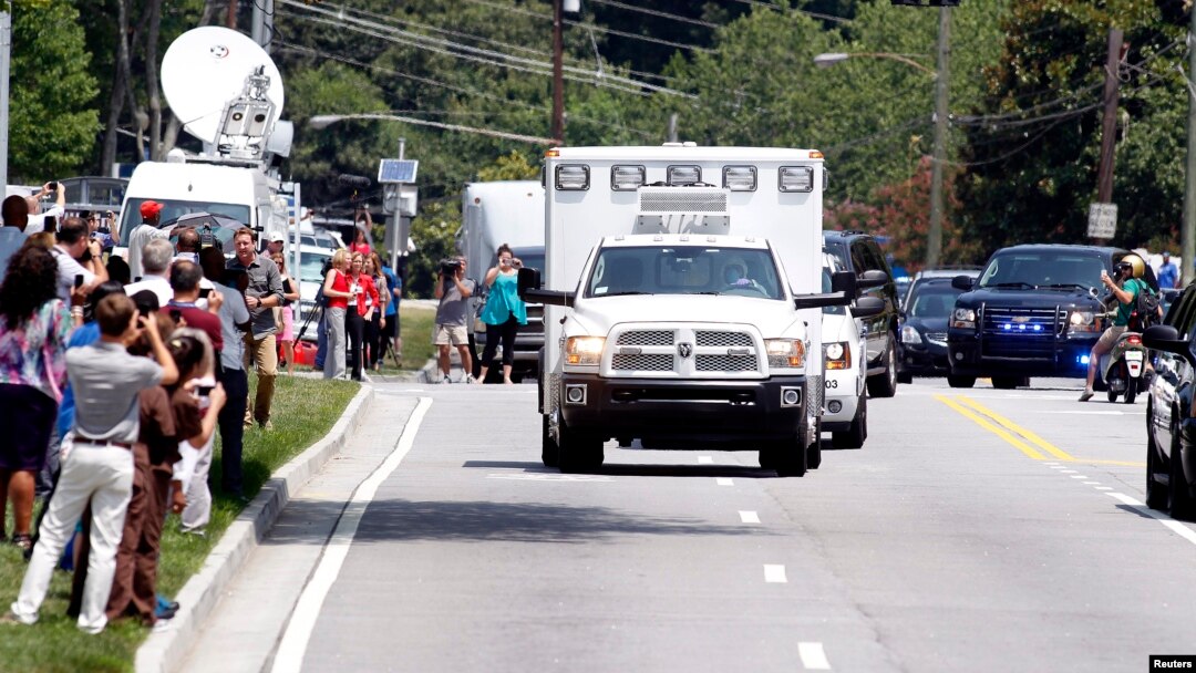Misionaris AS Nancy Writebol (59 tahun) yang tertular ebola di Liberia, tiba dengan ambulans di rumah sakit Universitas Emory di Atlanta, Georgia, AS (5/8).