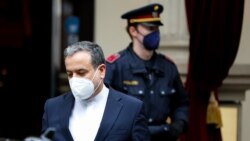 Zv.Ministri i Jashtëm iranian Abbas Araghchi duke dalë nga 'Grand Hotel Wien' ku zhvillohen bisedimet me dyer të mbyllura (Vjenë, Austri, 25 maj 2021)