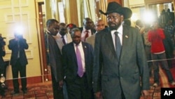 Le leader du Sud-Soudan, Salva Kiir, arrivant à Addis Ababa, le 12 juin, 2011