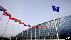 Las banderas de países miembro de la Alianza Atlántica ondean al viento frente a la sede de la OTAN en Bruselas, el 28 de febrero de 2020.