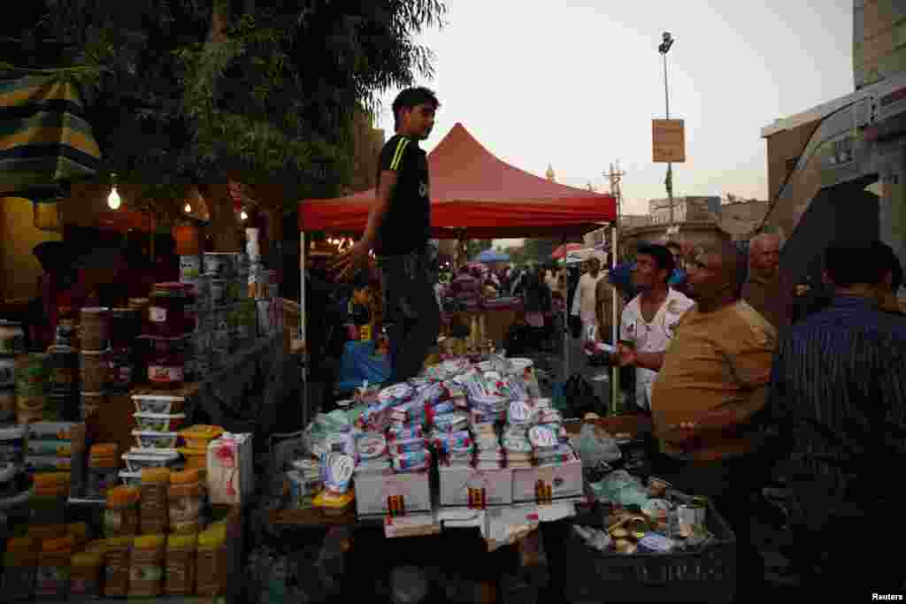 رمضان سے قبل ہی لوگ اس کی روایتی اشیائے خورونوش کی خریداری شروع کر دیتےہیں۔ 