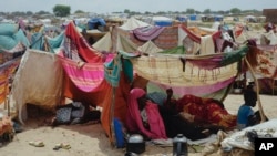 Des femmes ayant fui la guerre au Soudan se reposent dans un camp de réfugiés à Adre, au Tchad, le 5 octobre 2024. AP / Sam Mednick