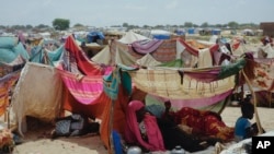 FILE - Para perempuan yang melarikan diri dari perang di Sudan beristirahat di kamp pengungsi di Adre, Chad, Sabtu, 5 Oktober 2024. (Sam Mednick/AP)