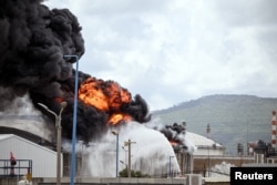 نیروهای امدادی در حال بازنشاندن آتش ناشی از اصابت بقایای موشک به پالایشگاه حیفا