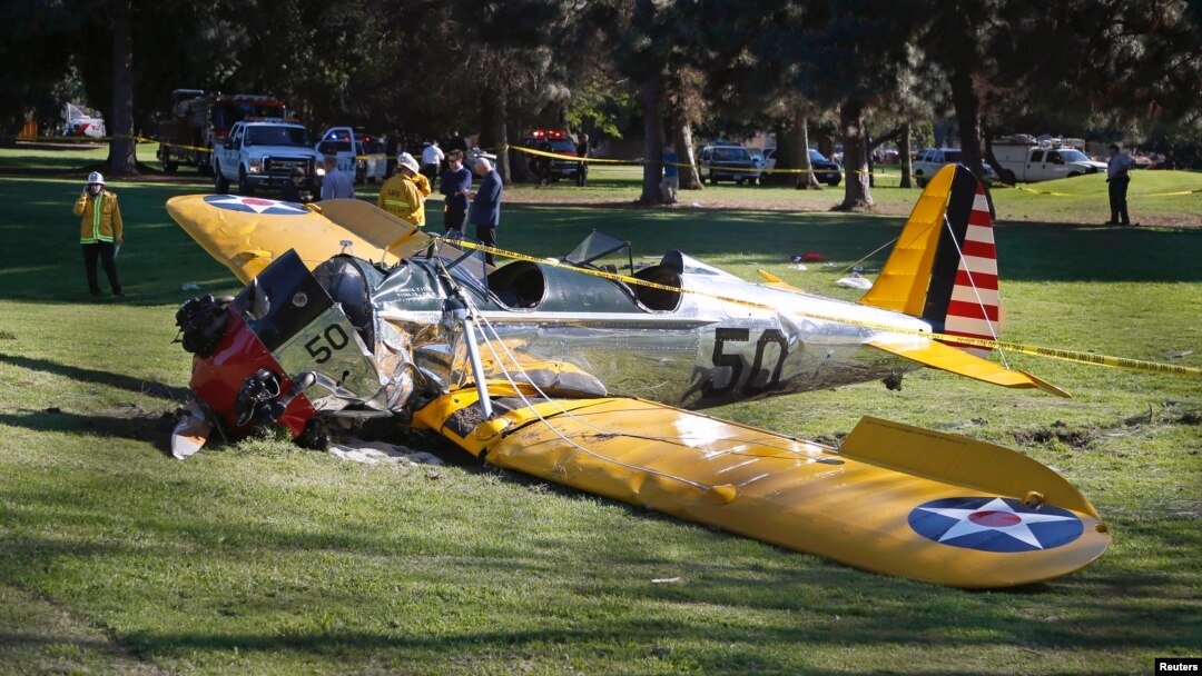 Pesawat yang diterbangkan oleh aktor Harrison Ford di tanah setelah mendarat jatuh di Lapangan Golf di Venice, California (5/3). (Reuters/Lucy Nicholson)
