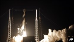Ракета Falcon 9 SpaceX с полезной нагрузкой из 60 спутников для широкополосной сети Starlink стартует с космодрома на мысе Канаверал, штат Флорида. 23 мая 2019г. 