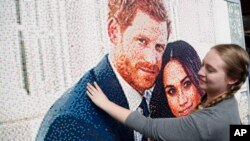 Wata mata tana taba hoton ango Yarima Harry da amarya Meghan