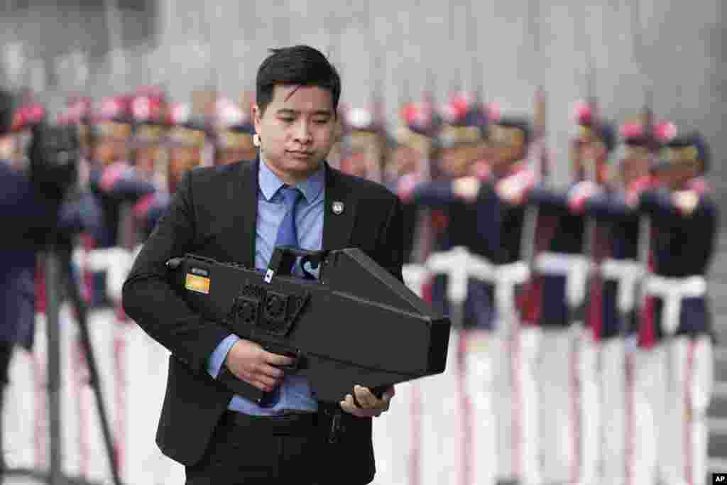 A security detail member of Vietnam&#39;s President Luong Cuong holds a drone shield during a welcoming ceremony at the Palace of Justice, on the sidelines of the Asia-Pacific Economic Cooperation (APEC) summit, in Lima, Peru.