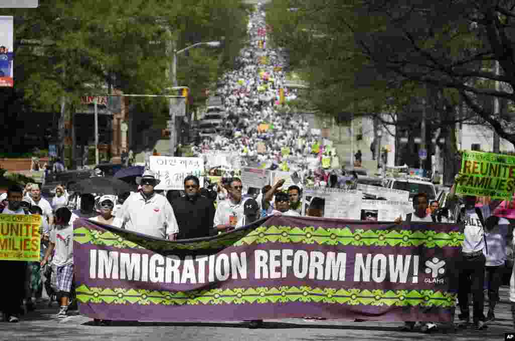 Para demonstran yang mendukung reformasi imigrasi dan penghilangan deportasi berbaris dekat Georgia Capitol di Atlanta, negara bagian Georgia (10/4). (AP/John Bazemore) 