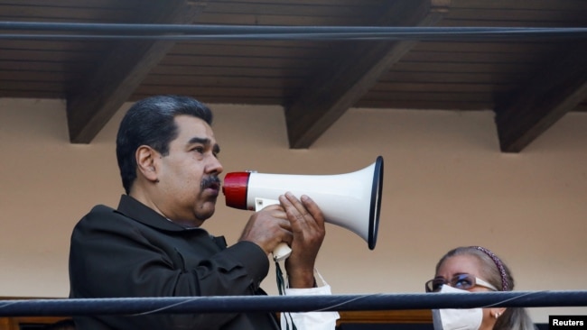 El presidente venezolano, Nicolás Maduro, usa un megáfono mientras visita Las Tejerias, afectada por devastadoras inundaciones luego de fuertes lluvias, en el estado de Aragua, Venezuela, el 10 de octubre de 2022. REUTERS/Leonardo Fernandez Viloria