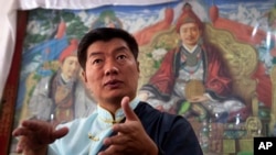 លោក Lobsang Sangay និយាយ​ទៅ​កាន់​បណ្តាញ​សារព័ត៌មាន​ បន្ទាប់​ពីបាន​ជាប់​ឆ្នោត​សម្រាប់​អាណត្តិ​ទីពីរ​។ 