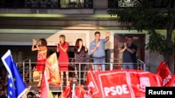 El presidente del gobierno español y líder del Partido Socialista Obrero Español, Pedro Sánchez, saluda desde una plataforma durante las elecciones generales del 23 de julio de 2023.