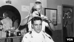 Elvis Presley se cortó el cabello el 24 de marzo de 1958 para poder entrar ese mismo día a las Fuerzas Armadas de EE.UU.