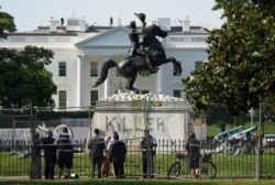 23일 미국 워싱턴DC 라파예트 공원에 있는 앤드루 잭슨 전 미국 대통령의 동상에 '살인자(Killer)'가 새겨져 있다.