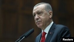 Rais wa Uturuki Tayyip Erdogan akihutubia wabunge wa chama chake cha AK, mjini Ankara, Uturuki. Nov 2, 2022