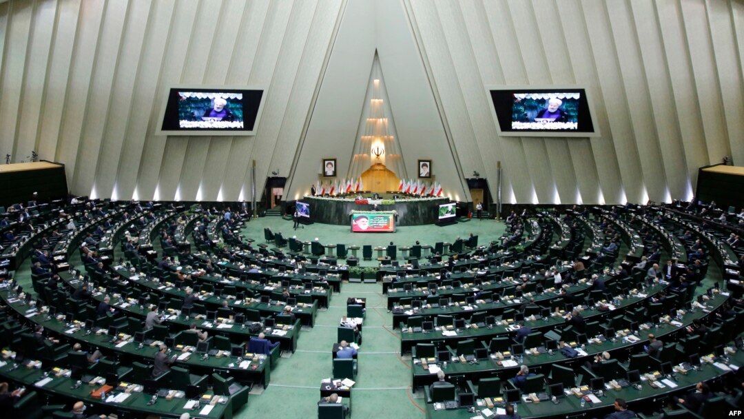 Presiden Iran Hassan Rouhani menyampaikan pidato di hadapan parlemen baru di Teheran, 27 Mei 2020.
