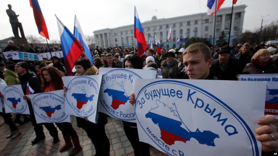 Kelompok pro-Rusia Russian memegang spanduk bertuliskan "Untuk masa depan Krimea di Rusia" di Simferopol, Krimea, Ukraina (6/3). (AP/Darko Vojinovic)