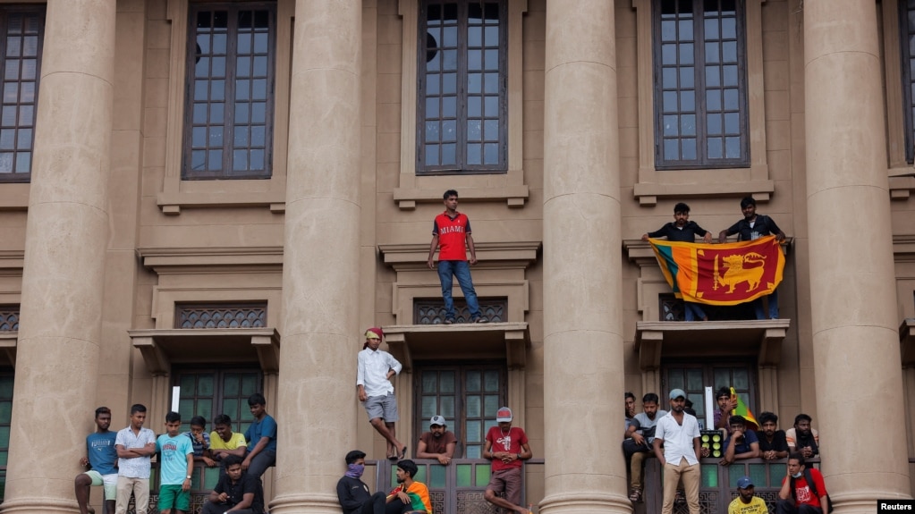 在总统拉贾帕克萨逃离科伦坡后，示威者在总统秘书处抗议.(photo:VOA)