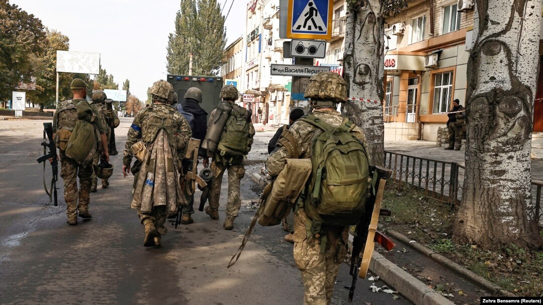 Ukrajinski vojnici u mestu Bakhmut koje se nalazi u regionu Donjecka (Foto: REUTERS/ Zohra Bensemra)