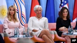 Putri presiden AS, Ivanka Trump, Direktur Pelaksana IMF Christine Lagarde dan Menteri Luar Negeri Kanada Chrystia Freeland menghadiri "Acara Keuangan Wirausaha Wanita (Women's Entrepreneurship Finance Event)" pada KTT G-20 di Hamburg, Jerman, 8 Juli 2017.